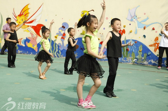 山西運(yùn)城東鎮(zhèn)紅纓貝貝幼兒園舉辦六一親子運(yùn)動會