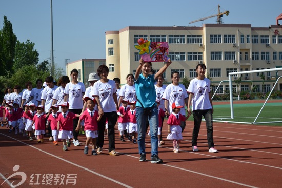 山東青島紅纓藝星幼兒園舉辦慶“六一”大型親子運(yùn)動(dòng)會(huì)