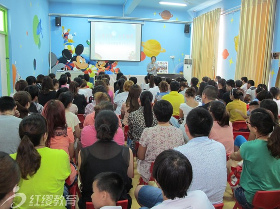 山東濟寧紅纓煤化幼兒園召開新學期新生家長會