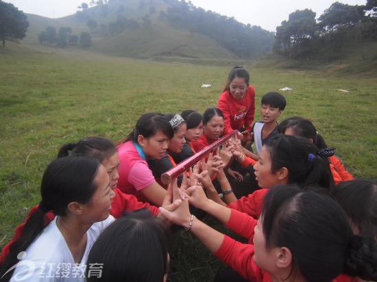 云南文山紅纓廣南幼教中心全體教師開(kāi)展戶(hù)外拓展活動(dòng)