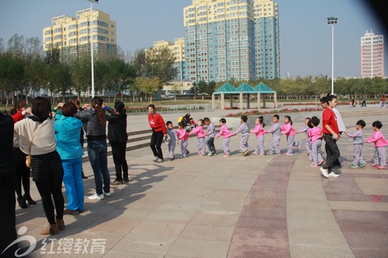 遼寧朝陽紅纓立人幼兒園組織秋季活動(dòng)