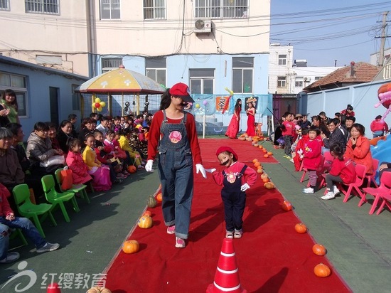 　山東青島紅纓藝星幼兒園舉辦“萬圣節(jié)”紅毯走秀親子活動