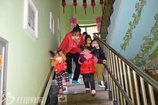 山東煙臺(tái)紅纓錦繡新城幼兒園舉辦消防演習(xí)