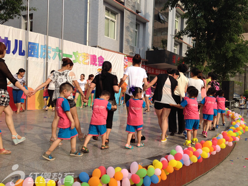 四川自貢紅纓金豆豆幼兒園舉辦六一文藝晚會(huì)