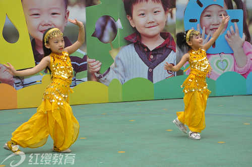 河北承德紅纓寬城幼兒園舉辦大型親子廣場舞活動(dòng) 