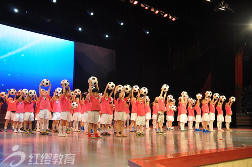 湖北利川紅纓藍(lán)天幼兒園舉辦“七一”文藝匯演