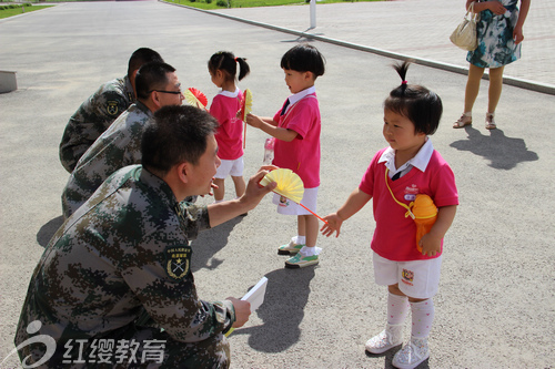 內(nèi)蒙古呼和浩特紅纓快樂天使幼兒園參觀軍營(yíng)活動(dòng) 