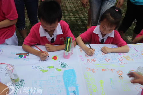 湖北丹江口紅纓陽(yáng)光寶貝幼兒園舉辦幼兒長(zhǎng)卷畫活動(dòng)