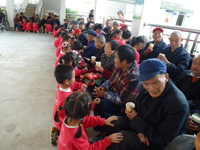 北川安昌藍(lán)天幼兒園2012年“關(guān)愛(ài)老人，感恩重陽(yáng)”活動(dòng)